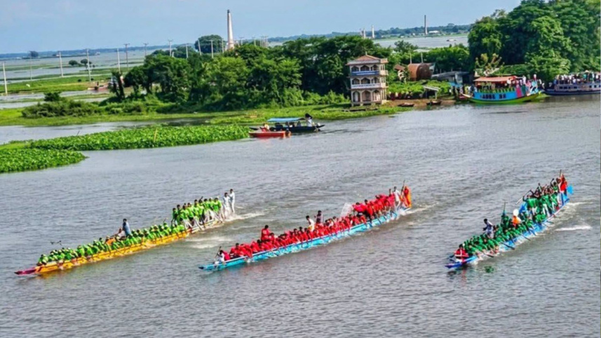 দেখতে নদীর দুই পাড়ে হাজারো মানুষের ঢল