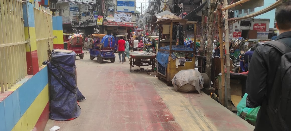 উচ্ছেদের পর আবার দখলে মালিবাগ মোড়ের ফুটপাত