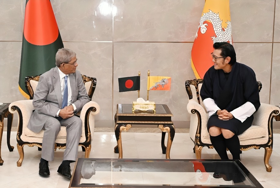 ঢাকায় যাত্রাবিরতিতে ভুটানের রাজা, বিমানবন্দরে রাষ্ট্রপতির সৌজন্য সাক্ষাৎ