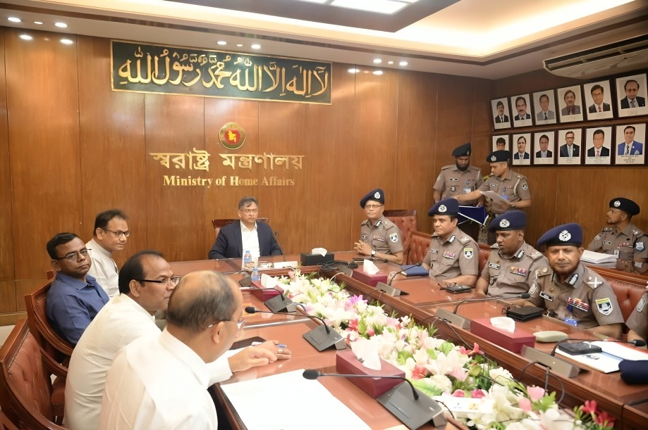 পুরস্কার ও জবাবদিহিতার নীতিতে পুলিশ বাহিনীকে এগিয়ে নিতে চায় সরকার