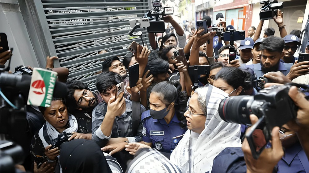 স্বামীর শেষ বিদায়ে অংশ নিতে ১২ ঘণ্টার প্যারোলে ঢাকার বাসায় দীপু মনি