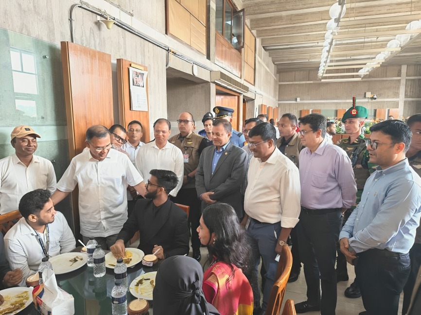 শিক্ষার্থী-শিক্ষকদের সঙ্গে মধ্যাহ্নভোজে প্রধানমন্ত্রী তারেক রহমান