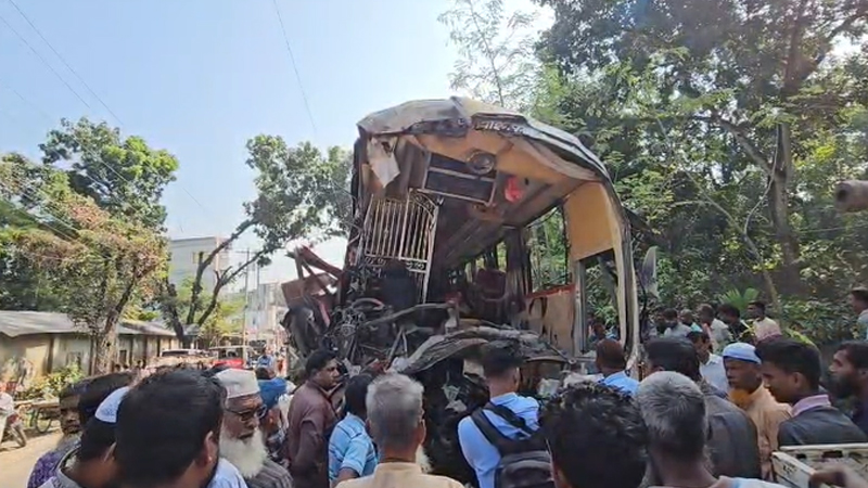 নাটোরে বাস-ট্রাক সংঘর্ষে নিহত ১৪ জনের মধ্যে ৯ জনের  পরিচয় মিলেছে