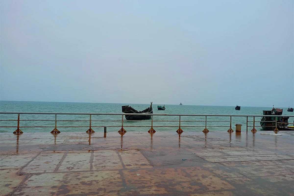 সেন্টমার্টিনে ১২ জেলেকে ধরে নিয়ে গেছে