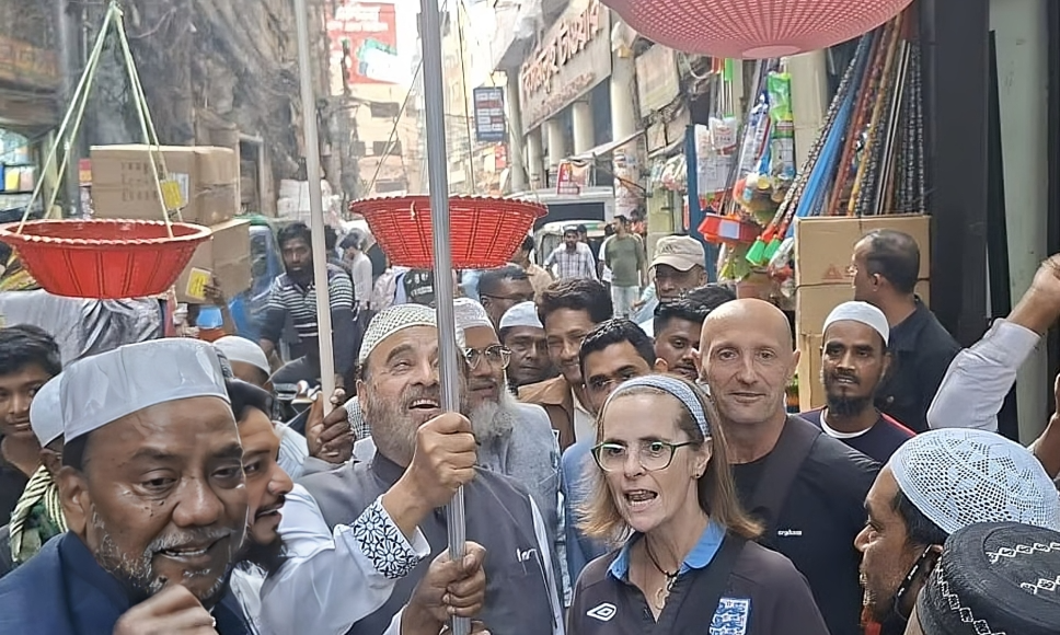 জামায়াত প্রার্থীর মিছিলে যোগ দিলেন বিদেশি পর্যটক