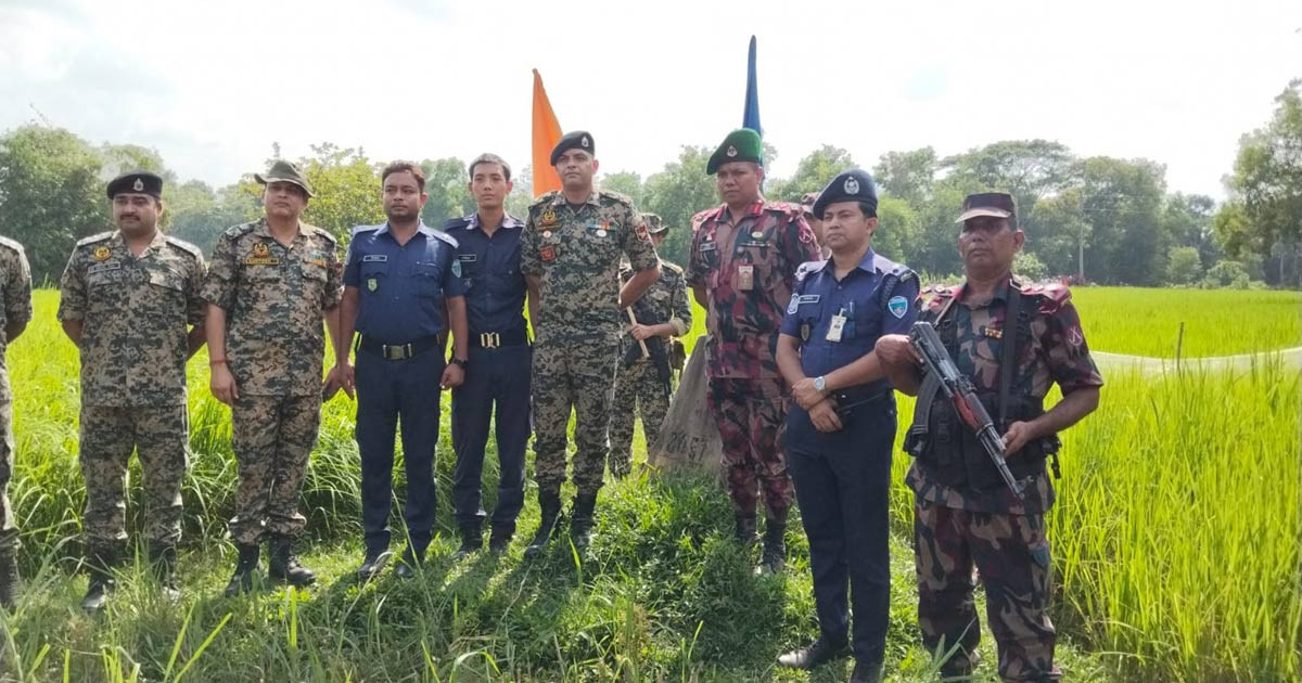 পতাকা বৈঠকে ফেরত এলেন বিএসএফের হাতে আটক দুই পুলিশ সদস্য