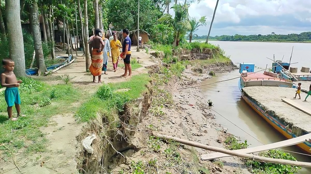 ‘নদী বেঁধে দেন, গ্রামটা বাঁচান’-নবগঙ্গার ভাঙনে দিশেহারা ইসলামপুরবাসী