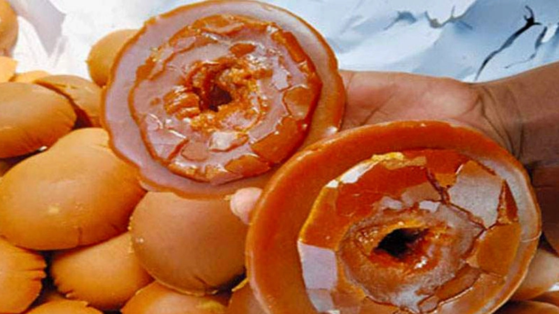 রস ছাড়াই চিনি-রং-চুন মিশিয়ে ভেজাল গুড় তৈরি, ৫ কারখানাকে জরিমানা