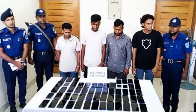 বাগেরহাটে ৫৯ চোরাই মোবাইলসহ আটক ৪
