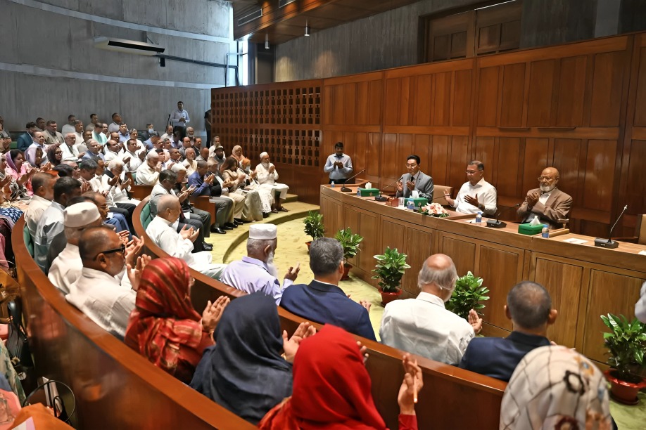 সরকার দলীয় সংসদ সদস্যদের বৈঠক চলেছে