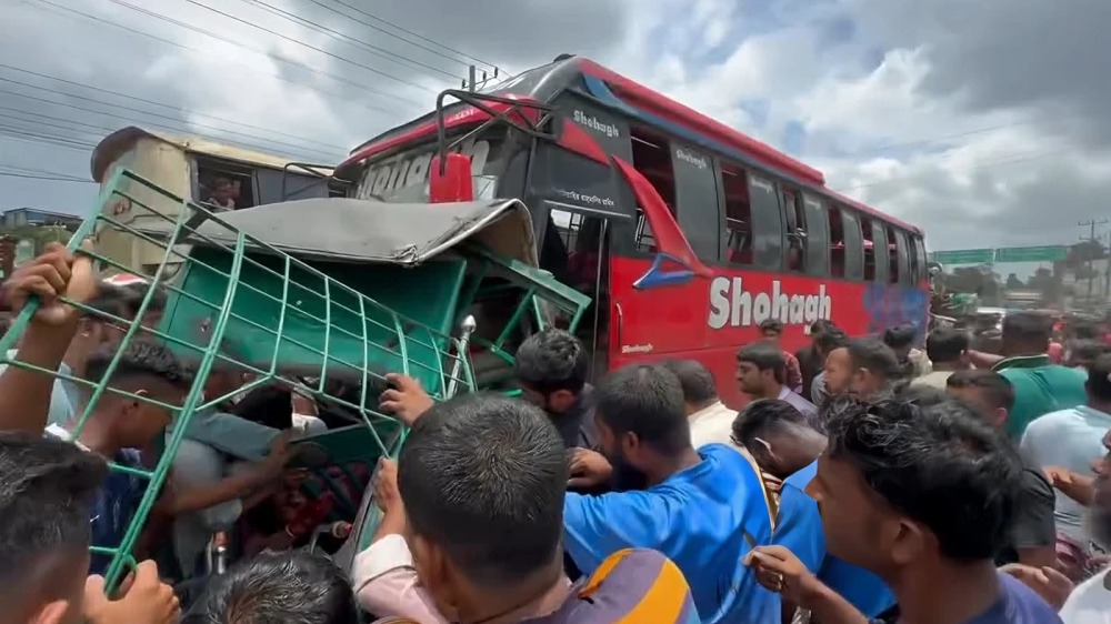 ভৈরবে বাসের ধাক্কায় ৬ যানবাহনের সংঘর্ষ, আহত ২৫