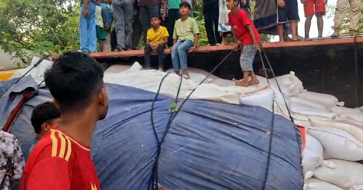 ট্রাকের চাপায় মা-দুই শিশুসহ নিহত ৫
