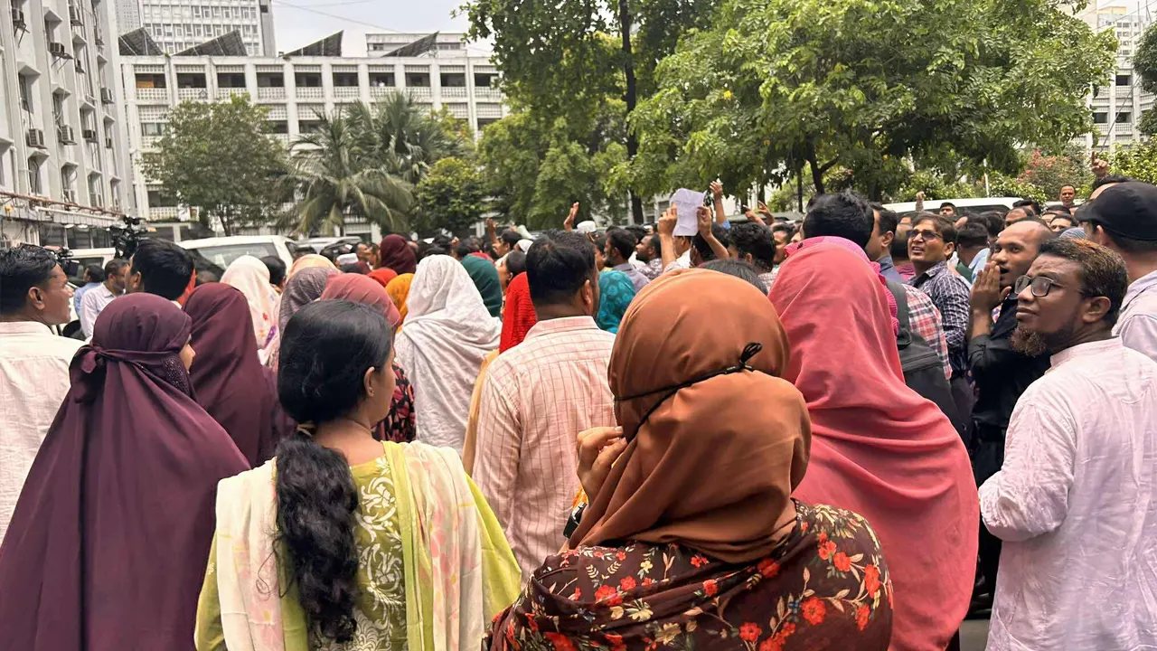 সরকারি চাকরি অধ্যাদেশ বাতিলের দাবিতে সচিবালয়ে তীব্র আন্দোলন চলছে।