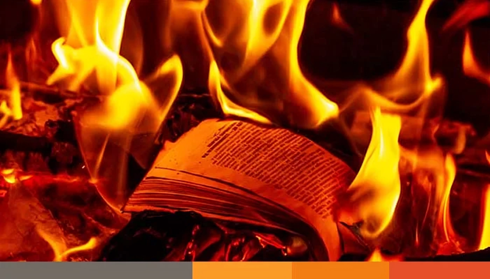 বাংলাবাজারে বইয়ের দোকানে আগুন নিয়ন্ত্রণে ফায়ার সার্ভিস