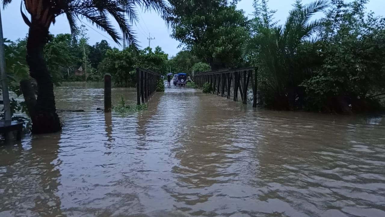 খাগড়াছড়ি-লংগদু সড়ক তলিয়ে গিয়ে যোগাযোগ বিচ্ছিন্ন হয়ে পড়েছে।