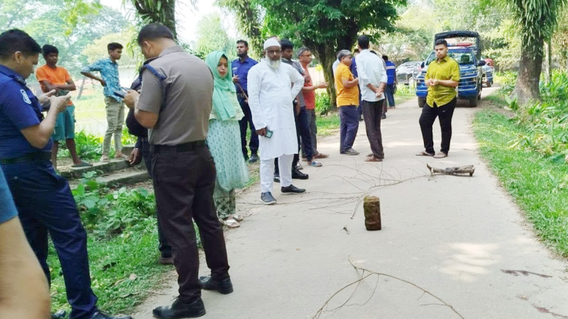 মন্দিরের পাশে মুখোশধারীদের গুলিতে  যুবক আহত