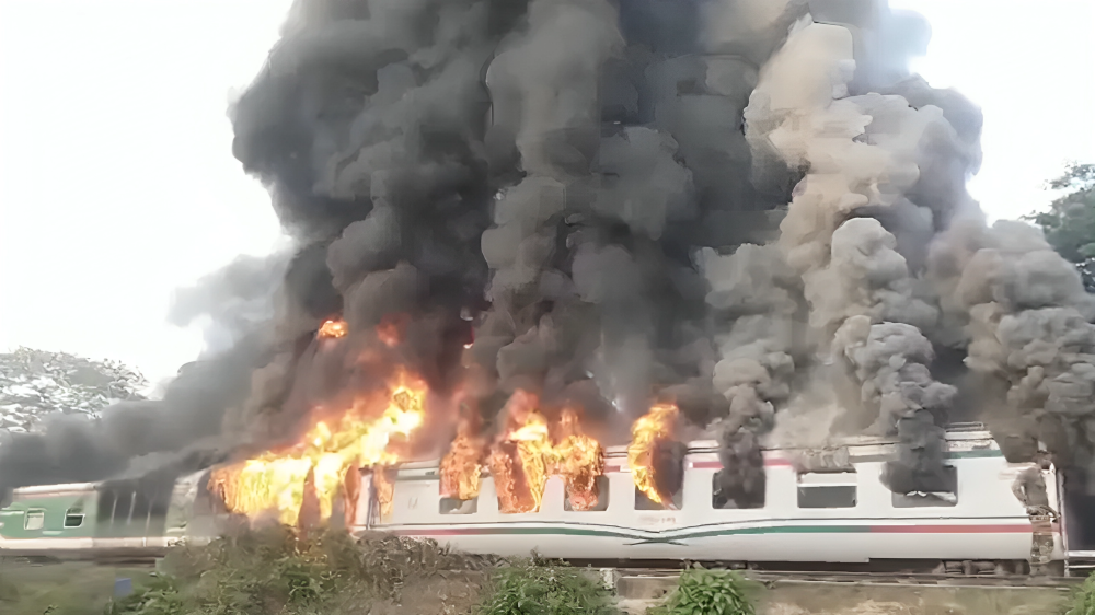 চট্টগ্রামে ট্রেনের পাওয়ার কারে আগুন, পুড়ল দুটি বগি