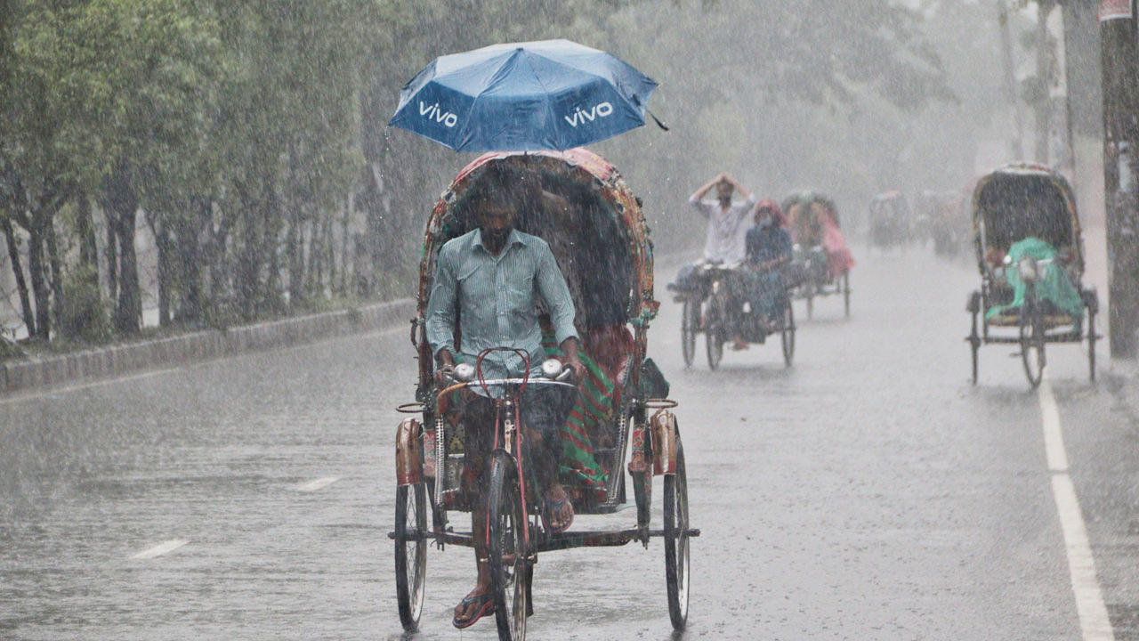 ঢাকাসহ সারাদেশে টানা পাঁচদিন ভারী বর্ষণের শঙ্কা, পাহাড়ধস ও জলাবদ্ধতার সতর্কতা