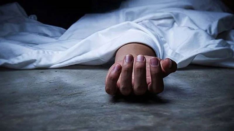 রাস্তার পাশে পাওয়া গেছে এক যুবকের গলা কাটা মরদেহ।