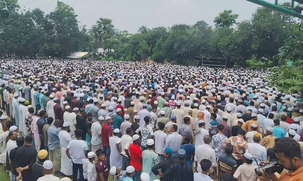 শ্রীপুরে সাবেক মেয়র ও আ. লীগ নেতা আনিছুর রহমানের জানাজায় মানুষের ঢল