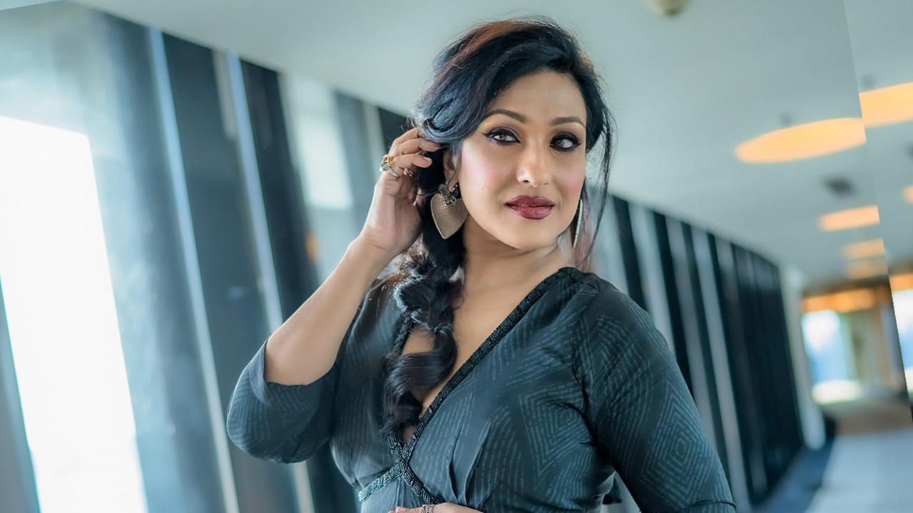 নারীর একাধিক পুরুষ বন্ধু থাকলেই তাকে চরিত্রহীন বলা উচিত নয়-মন্তব্য ঋতুপর্ণার।