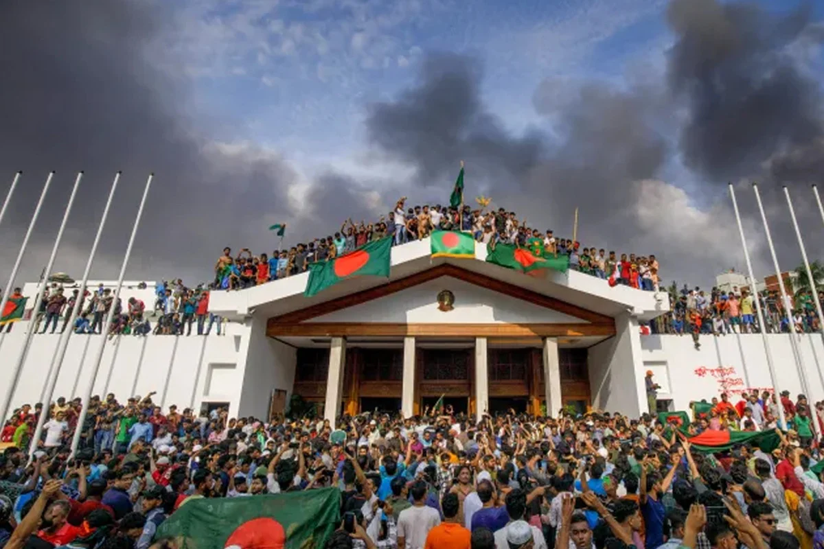 শহীদ হাছানের বাবা-মা কাটাচ্ছেন অশ্রুভেজা দিন।