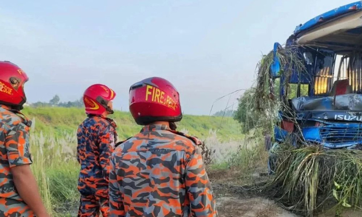 এক্সপ্রেসওয়েতে বাস দুর্ঘটনায় নিহত ৩, আহত ১৬