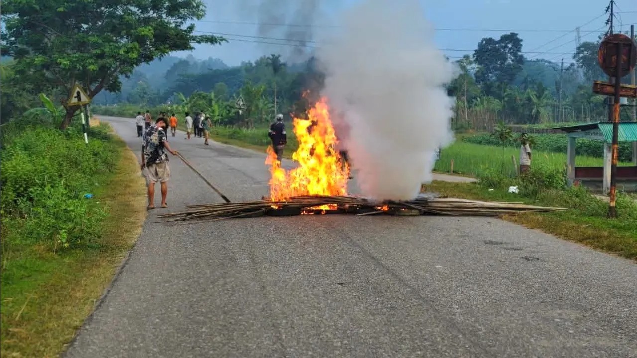 রাঙামাটিতে আধাবেলা অবরোধ, খাগড়াছড়ি সড়কে যান চলাচল বন্ধ