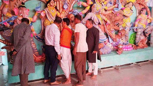 রাতারাতি বদলে গেল সাতক্ষীরার দেড় লাখ দেশলাই কাঠির প্রতিমা
