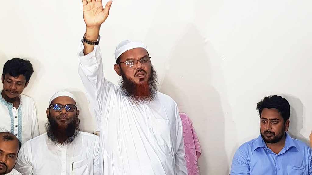মধ্যরাতে চরমোনাই পীরের দরবারে উপস্থিত হলেন এনসিপির নেতারা।