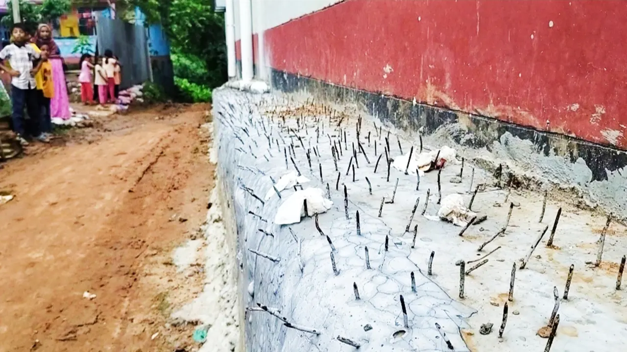 মেয়ের মোবাইল চুরি হওয়ার পর রাস্তার মাঝখানে তারকাঁটা দিয়ে একটি দেয়াল নির্মাণ করলেন তিনি।
