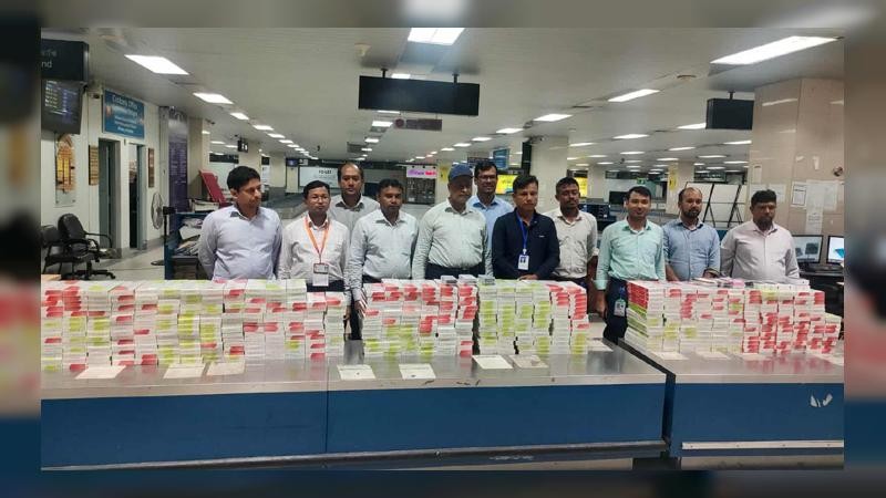 শাহ আমানত বিমানবন্দরে ১৩ লাখ টাকার সিগারেট ও ফেস ক্রিম জব্দ করা হয়েছে।