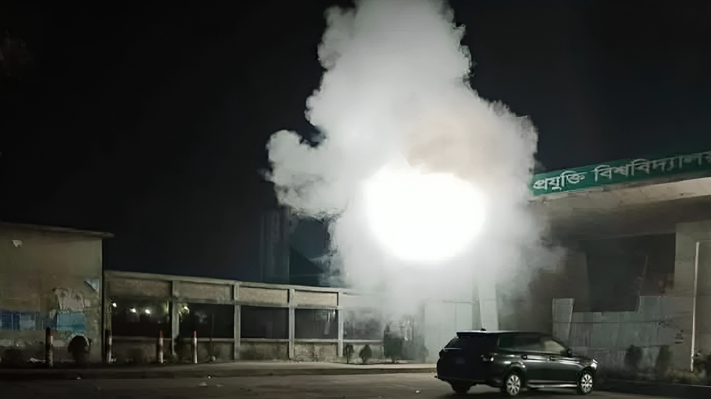 রাতের আঁধারে বিশ্ববিদ্যালয় গেটে ককটেল বিস্ফোরণ