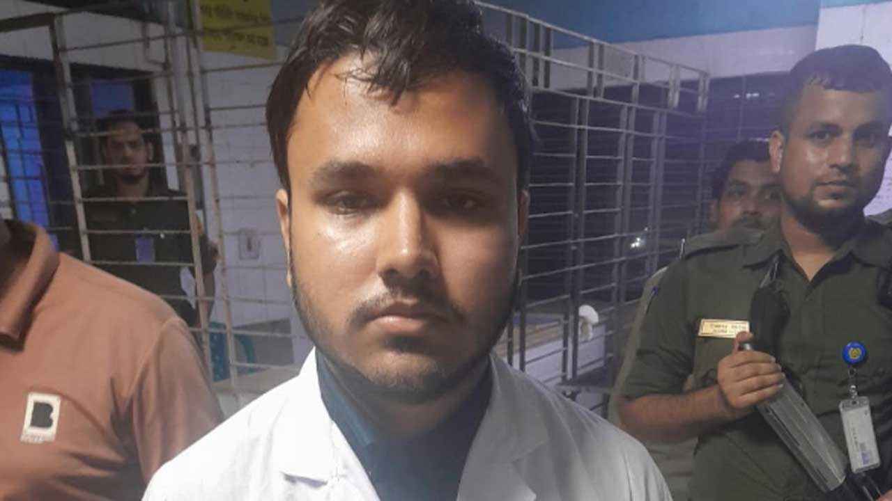 ঢাকা মেডিকেলে ভুয়া চিকিৎসকের ছদ্মবেশে প্রতারণার অভিযোগে দুই যুবক আটক হয়েছে।