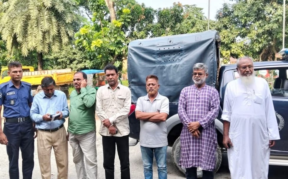 আইনশৃঙ্খলা কমিটির সভা চলার সময় ইউপি চেয়ারম্যানকে আটক করেছে পুলিশ।