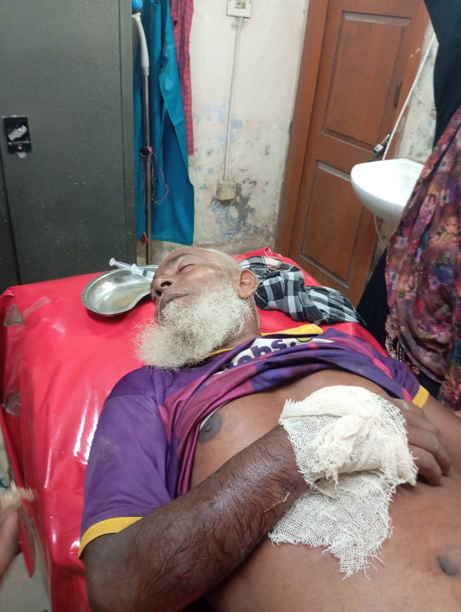 জমি বিরোধে বৃদ্ধকে কুপিয়ে জখম