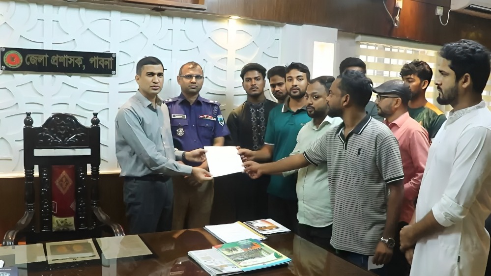 পাবনায় চেয়ারম্যান সুলতানের বিরুদ্ধে জুলাই যোদ্ধাদের স্মারকলিপি তদন্তের আশ্বাস জেলা প্রসাশকের