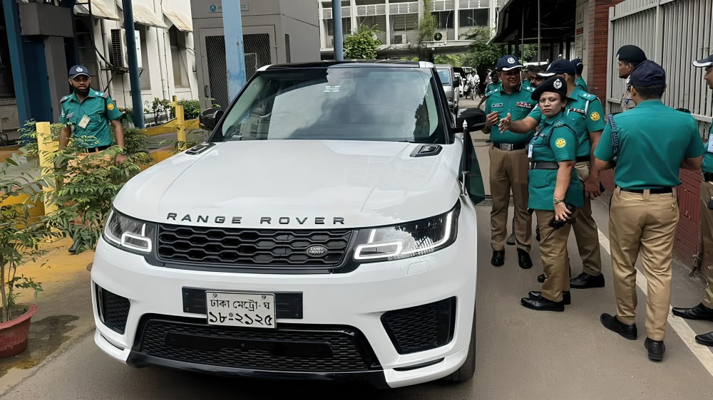 উল্টোপথে মন্ত্রীর গাড়ি, ট্রাফিক পুলিশের দুই মামলা