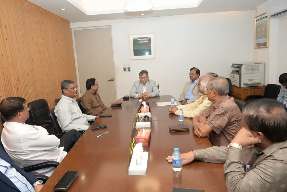 স্বরাষ্ট্রমন্ত্রীর সঙ্গে পূজা উদযাপন পরিষদের নেতাদের বৈঠক, সম্প্রীতি ও নিরাপত্তা নিয়ে আলোচনা