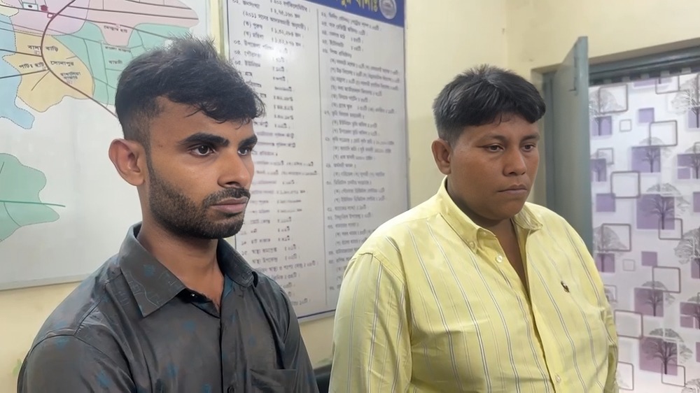 লক্ষ্মীপুরে সেনাবাহিনীর পরিচয়ে চাঁদাবাজির অভিযোগ, গ্রেপ্তার-০২