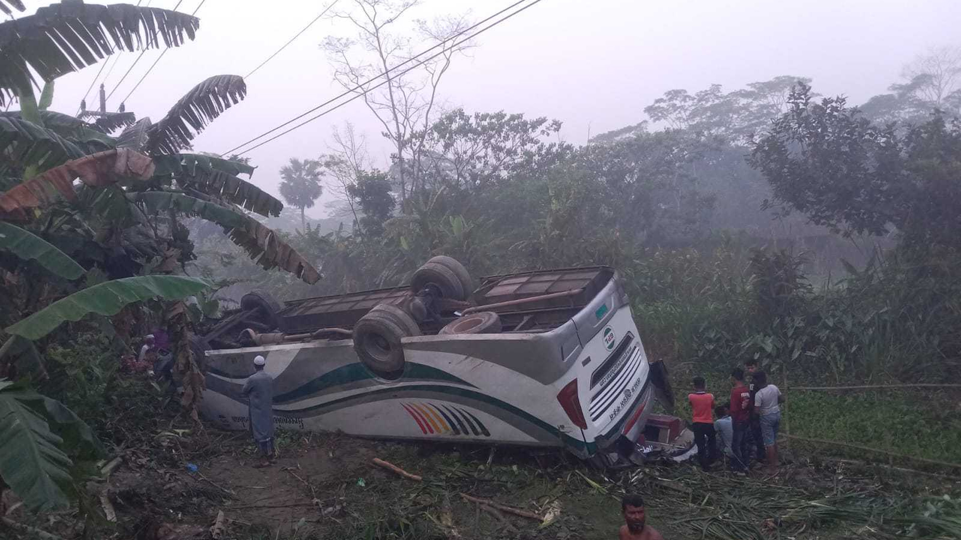 ঢাকা-বরিশাল মহাসড়কে বাস খাদে পড়ে এক নারী নিহত