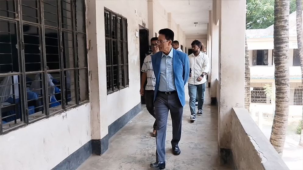 মানিকগঞ্জে সিংগাইরে আকস্মিক  পরীক্ষা কেন্দ্র পরিদর্শনে শিক্ষামন্ত্রী