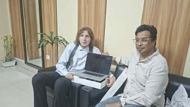 সেই জার্মান নতুন ম্যাকবুক উপহার দিলেন বাংলাদেশি