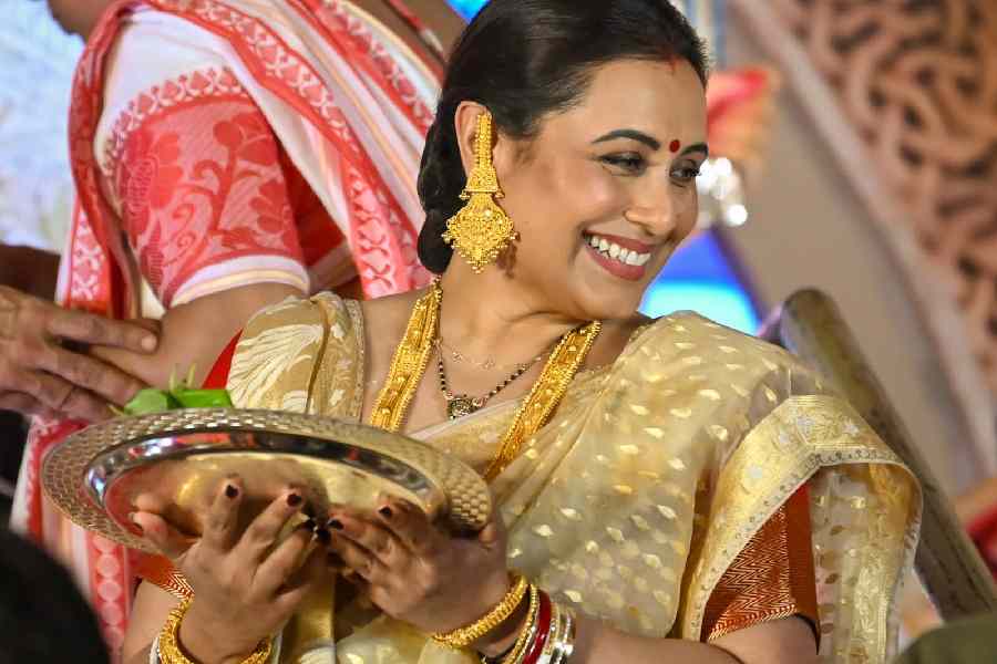 পূজার আনন্দে সোনার গয়না, দাম কমায় কিছুটা স্বস্তি ক্রেতাদের