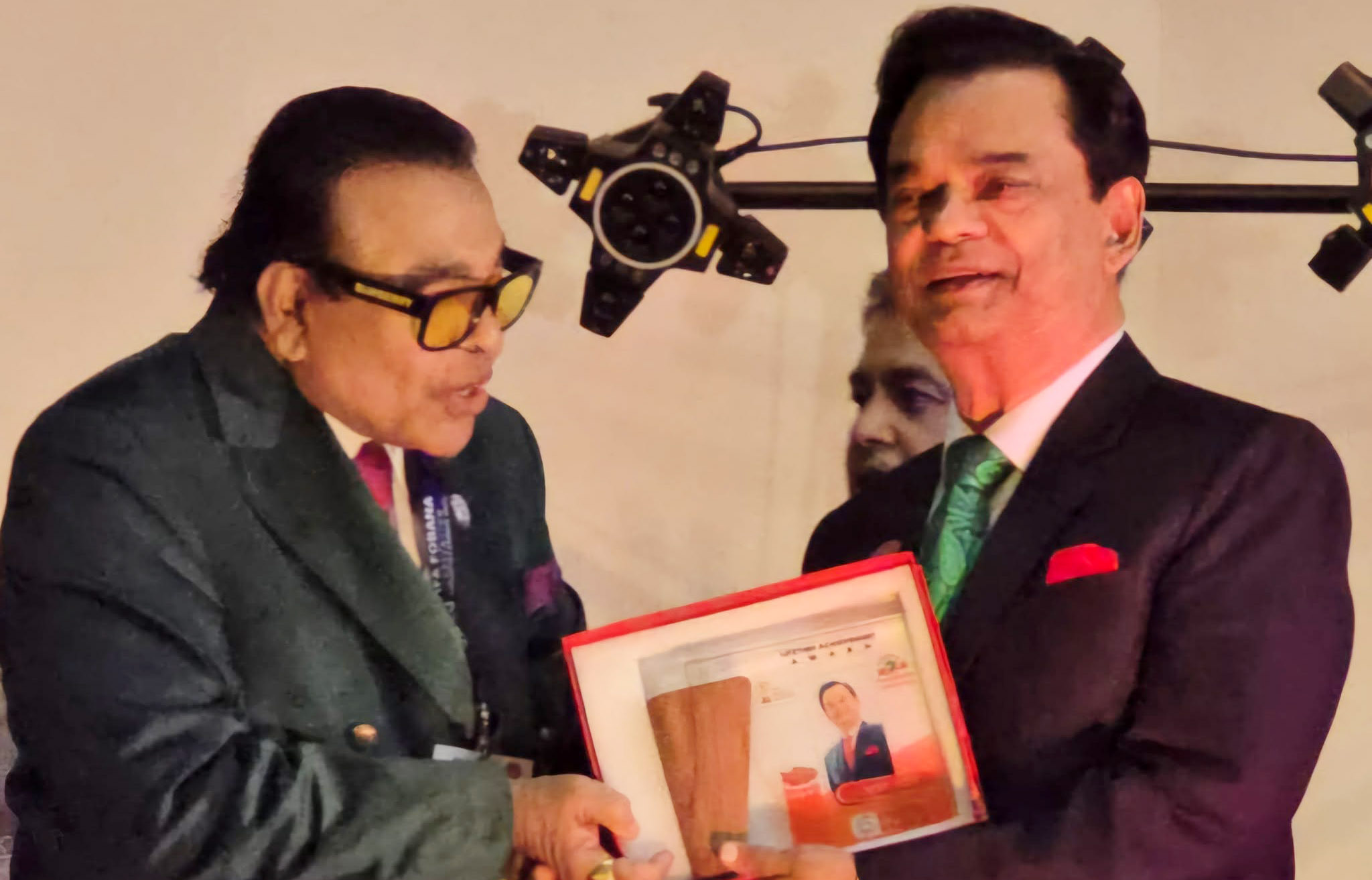 কানাডায় আজীবন সম্মাননায় ভূষিত হলেন বাঙ্গালী যাদুশিল্পী জুয়েল আইচ