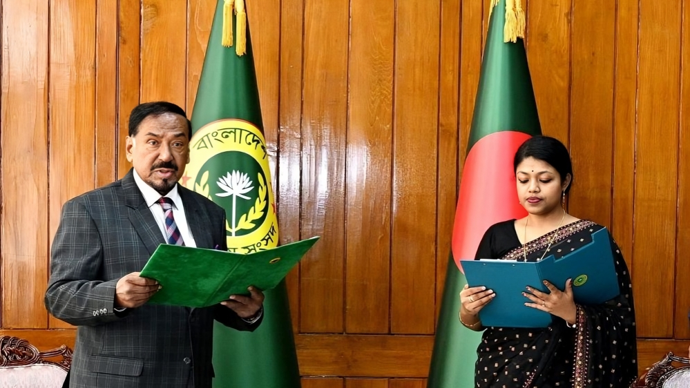 এমপি হিসেবে শপথ নিলেন নুসরাত তাবাসসুম
