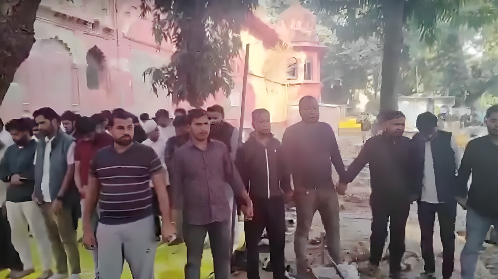 রমজানে তালাবদ্ধ মসজিদ, পথে নামাজ শিক্ষার্থীদের