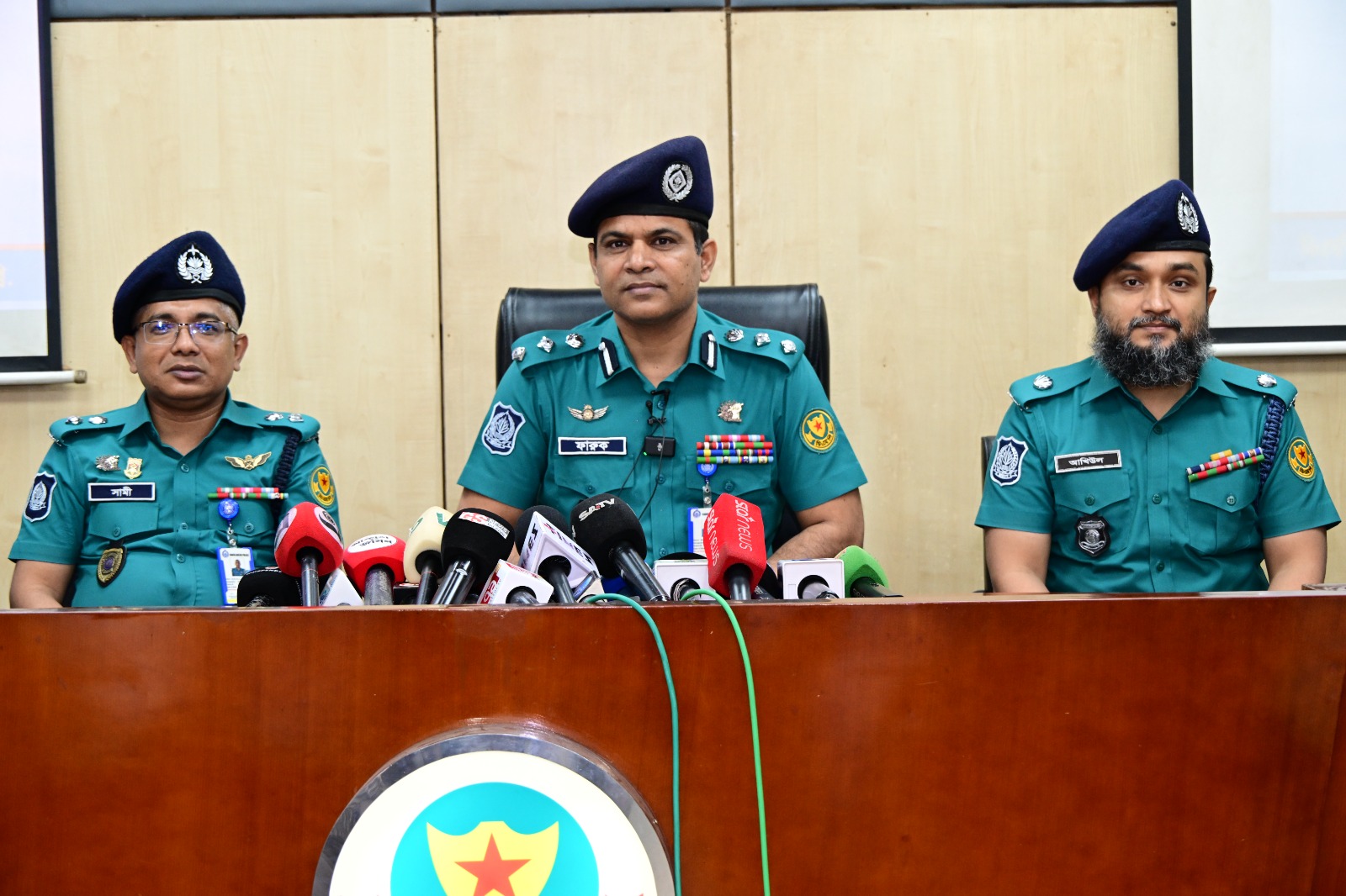 যাত্রাবাড়ীতে চার বিদেশি পিস্তল-১২ রাউন্ড গুলিসহ গ্রেপ্তার ৬