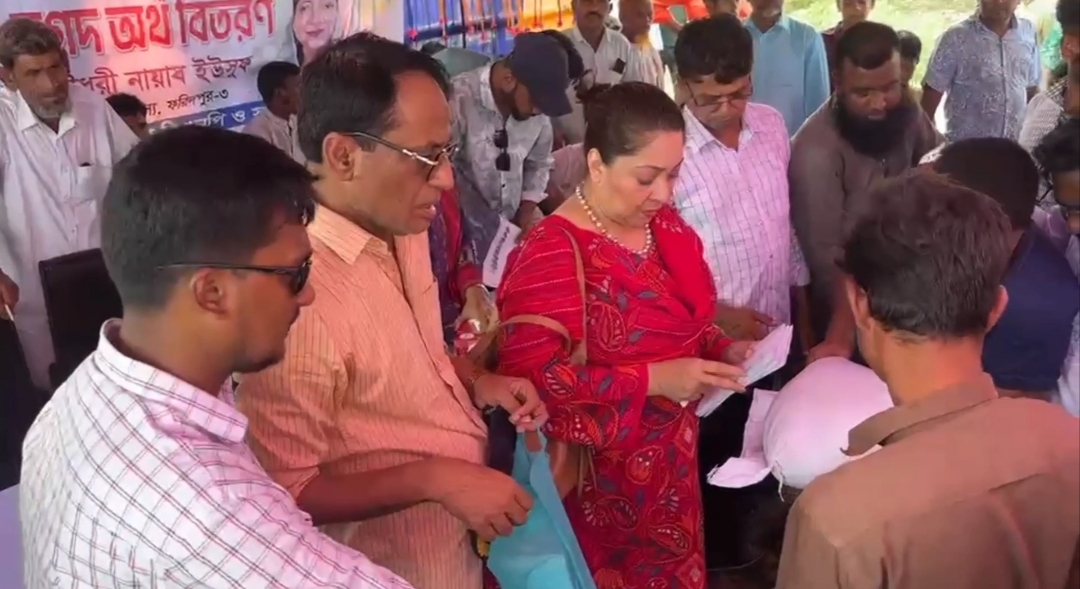 ফরিদপুরে নদীভাঙনে ক্ষতিগ্রস্তদের পাশে চৌধুরী নায়াব ইউসুফ এমপি: চাল ও নগদ অর্থ সহায়তা প্রদান