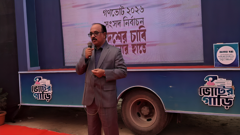 ভোটের গাড়িতে মাঠে নামল প্রশাসন, গোয়ালন্দে বিভাগীয় কমিশনার